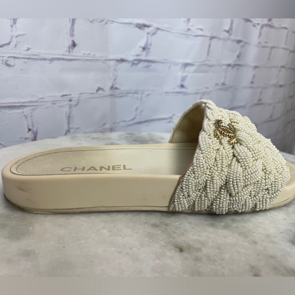 CHANEL Braided Beaded Slide Sandals in Beige with Gold CC - Picture 4 of 7